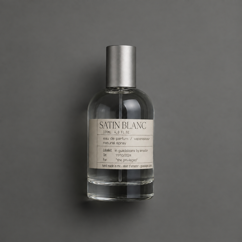 Satin Blanc de Elixir Amador: frasco cilíndrico de 120 ml sobre fondo gris.