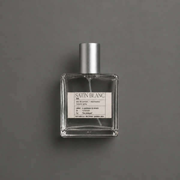 Satin Blanc de Elixir Amador: frasco cuadrado de 60 ml sobre fondo gris.