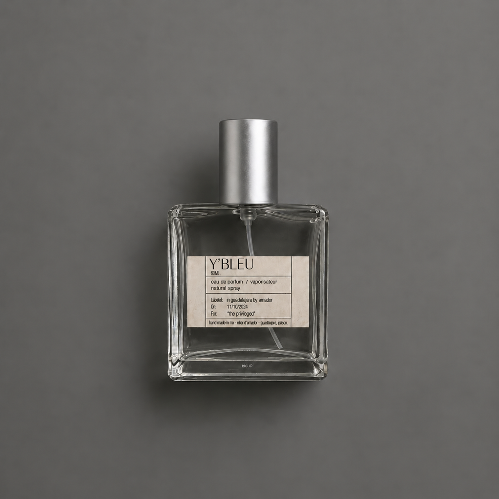 Y’ Bleu de Elixir Amador: frasco cuadrado de 60 ml sobre fondo gris.