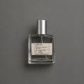 Y’ Bleu de Elixir Amador: frasco cuadrado de 60 ml sobre fondo gris.