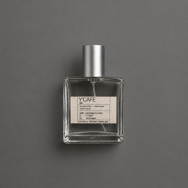Y’ Cafe de Elixir Amador: frasco cuadrado de 60 ml sobre fondo gris.