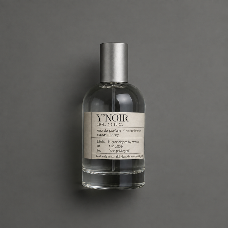 Y’Noir de Elixir Amador: frasco cilíndrico de 120 ml sobre fondo gris.