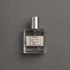 Y’Noir de Elixir Amador: frasco cuadrado de 60 ml sobre fondo gris.