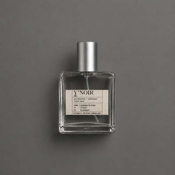 Y’Noir de Elixir Amador: frasco cuadrado de 60 ml sobre fondo gris.